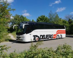 Turistbus set fra siden i naturen