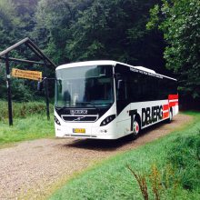 Bus på udflugt gennem skov