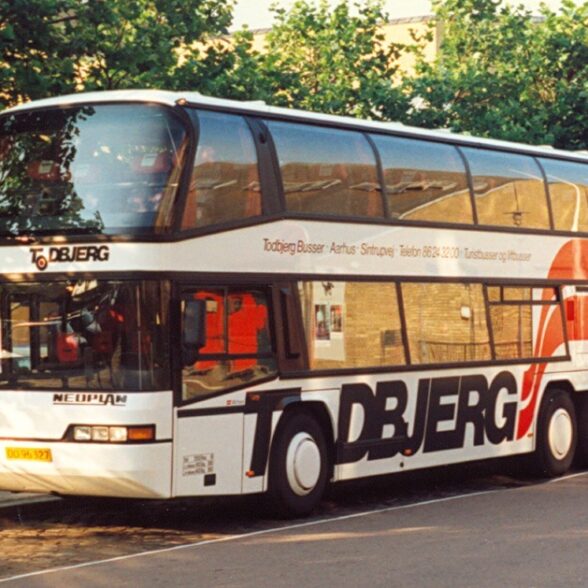 Ældre dobbeltdækker parkeret ved Musikhuset