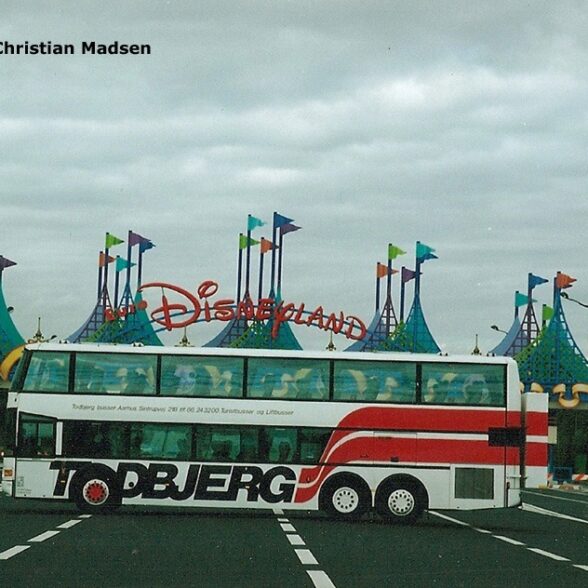 Todbjerg dobbeltdækker foran Disneyland