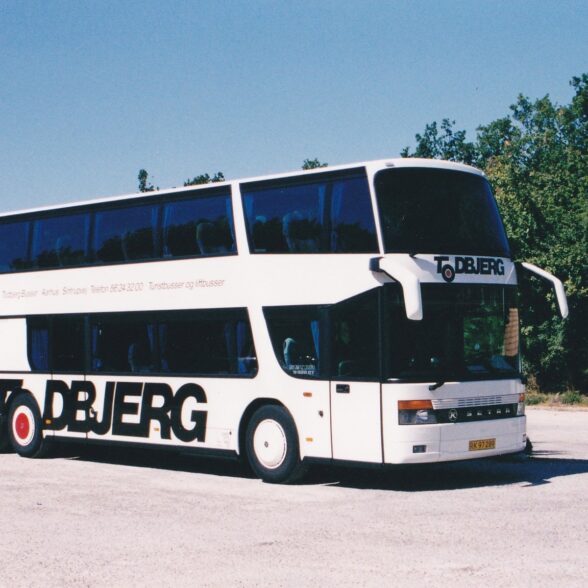 Ældre dobbeltdækker på farten