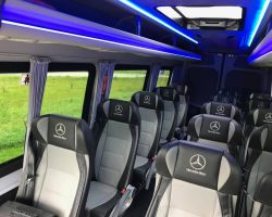 Sæder i en af vores minibusser.