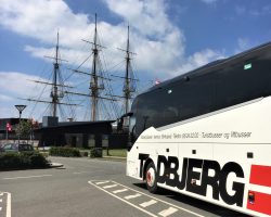 Turistbus foran Fregatten